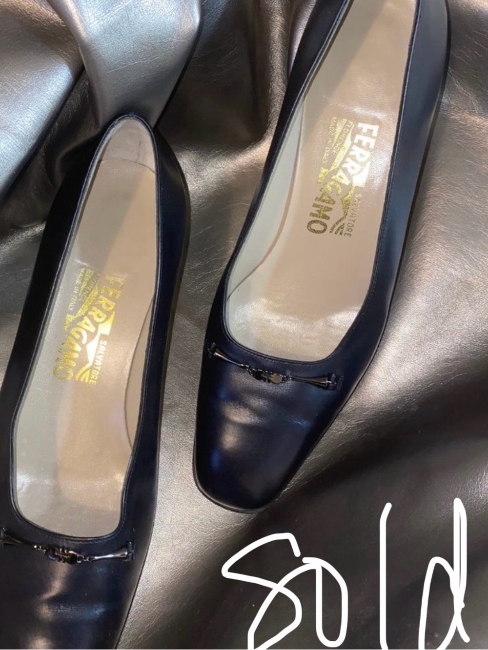 Fabulous Ferragamo Classy Navy Leather Pumps Ladies sz 9